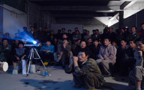工会为项目部工人放影戏